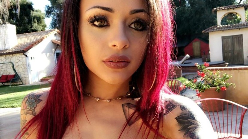 “Holly Hendrix is rocking the new year with a new attitude”